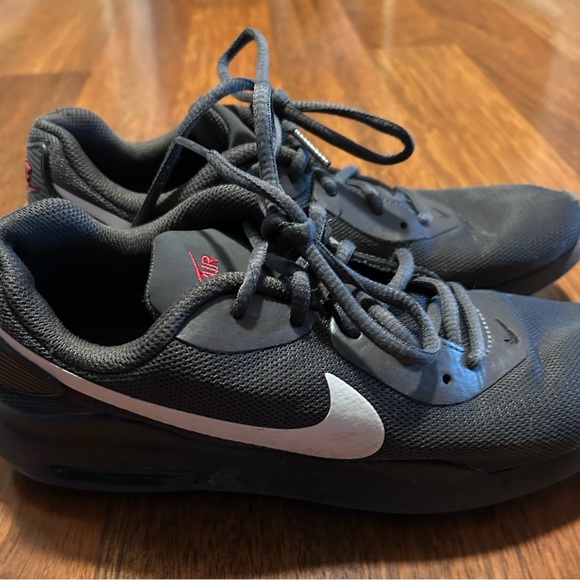 Nike Air Shoes - Picture 1 of 6